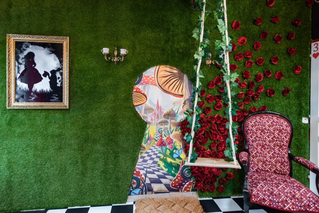Insolite Alice In Wonderland * Gujan-Mestras