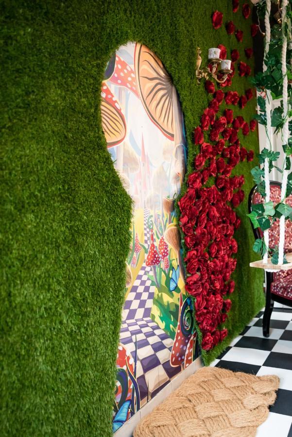 Insolite Alice In Wonderland Gujan-Mestras